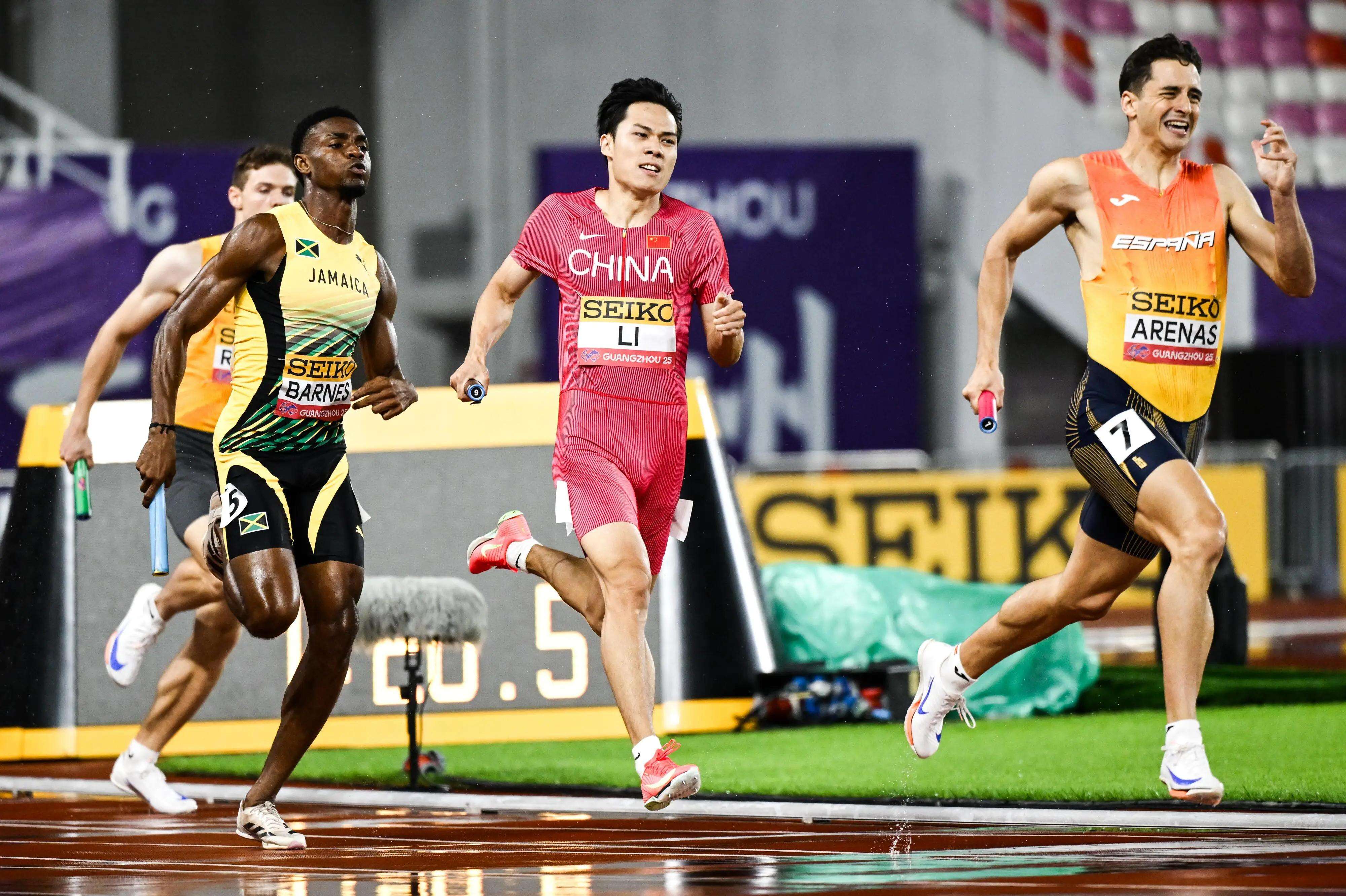 三公-球场上的较量，每一粒进球都是全队拼搏的成果的简单介绍