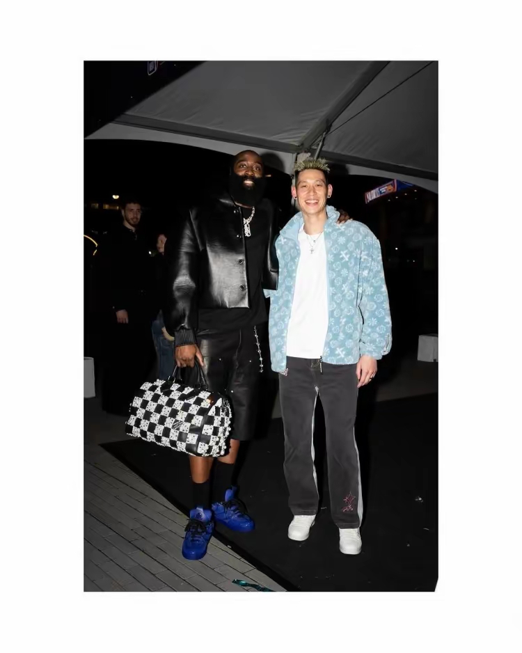 斗地主-篮球明星球员在社交媒体上互动热烈的简单介绍